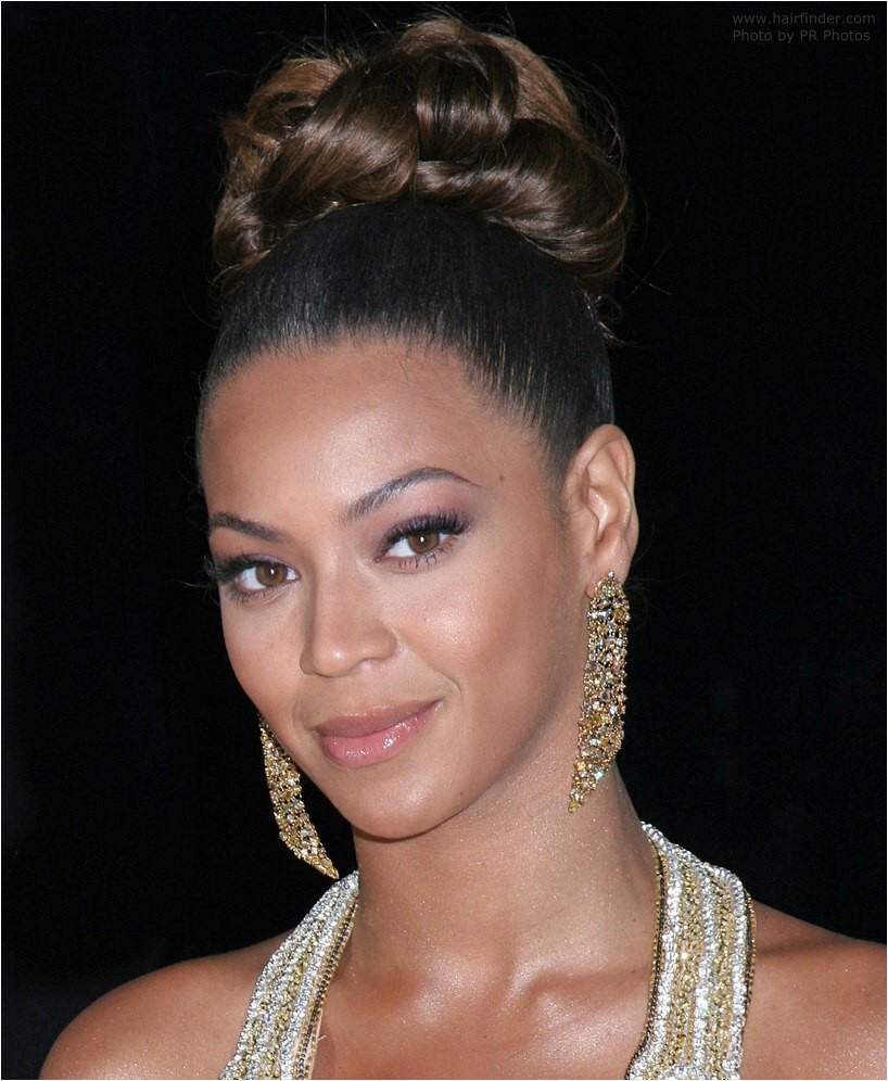 Beyonce Wedding Hairstyle Beyonce Knowles with Her Hair Worn Up with Curls In the Crown