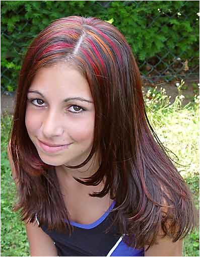 Hairstyles for Long Hair 1/2 Up Teenie Girl Haarfarbe Dunkelbraun orange Rote Strähnen