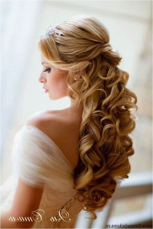 Half Up Bridal Hairstyles with Veil Wedding Hairstyles for Long Hair Half Up with Veil and Tiara