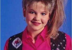 90 S Hairstyles Bangs D J Tanner S Frosted Side Ponytail Early 90s Fashion