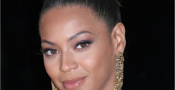Beyonce Wedding Hairstyle Beyonce Knowles with Her Hair Worn Up with Curls In the Crown