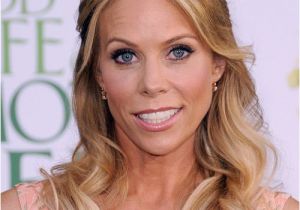 Blonde Hair Up Hairstyles Cheryl Hines Long Blonde Hair In Romantic Half Up Hairdo