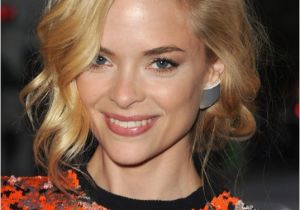 Bob Haircut with Curls Jaime King Wavy Bob Hairstyle with Curls Hairstyles Weekly