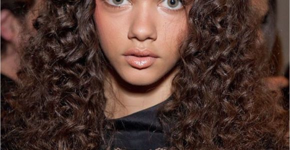 Curly Middle Parting Hairstyles some Simple and Easy Styling for Curly Hair with some Cool