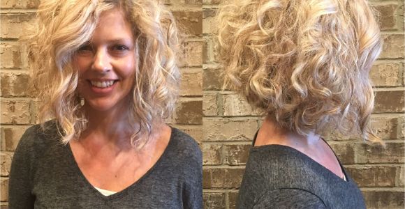 Curly Swing Bob Hairstyles Blonde Curly Inverted Bob by Stylist Misty Callaway Cheveux Salon