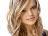 Cute Highlighted Hairstyles Medium Wavy Casual Hairstyle Caramel Blonde Hair Color