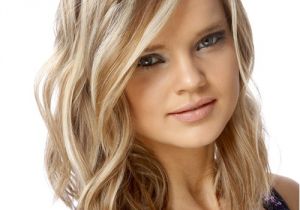 Cute Highlighted Hairstyles Medium Wavy Casual Hairstyle Caramel Blonde Hair Color