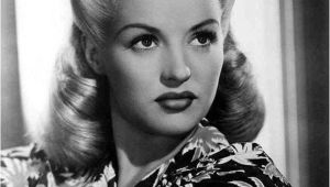 Easy 40s Hairstyles 25 Vintage Victory Rolls From 1940 S Any Woman Can Copy