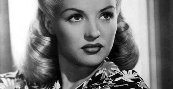 Easy 40s Hairstyles 25 Vintage Victory Rolls From 1940 S Any Woman Can Copy