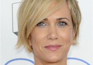 Hairstyles 2019 Blonde Bob Kristen Wiig Short Straight Casual Hairstyle with Side Swept Bangs