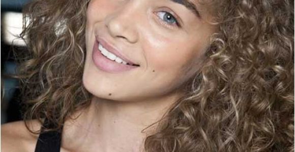 Hairstyles for Super Curly Frizzy Hair 20 Super Curly Hairstyles