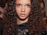 Hairstyles to Wear Curly Hair Down some Simple and Easy Styling for Curly Hair with some Cool