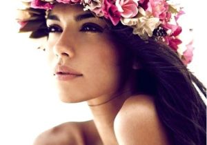 Hawaiian Wedding Hairstyles Beach Bride S Long Down Hairstyle with Hawaiian Flower