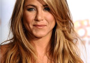 Jennifer Aniston Wavy Hairstyles Haarfarbe Karamell Jennifer Aniston Mit Schwarzem Abendkleid