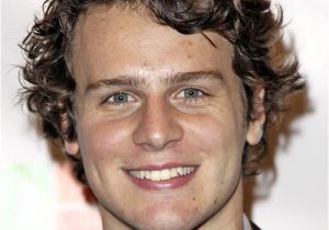 Mens Uniform Layer Haircut Jonathan Groff Hairstyles In 2018