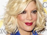 Tori Spelling Bob Haircut tori Spelling Medium Wavy Casual Bob Hairstyle Light