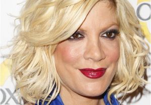 Tori Spelling Bob Haircut tori Spelling Medium Wavy Casual Bob Hairstyle Light