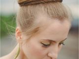 Wedding Hairstyles Glamour Inspiration to Pull Off A top Knot Wedding Hairstyle