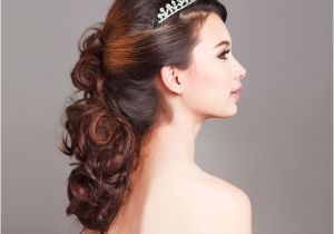 Wedding Hairstyles Half Up with Veil and Tiara Be Inspired by Kate Middleton S Wedding Hairstyle with A Curled